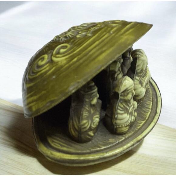 Vintage japanese celluloid clam shell with 7 Gods for good fortune - Picture 2 of 4
